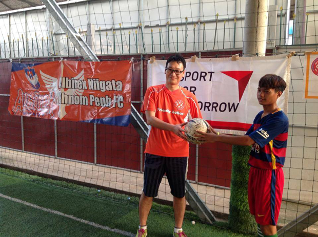 【Cambodia】Providing balls to a football clinic for children with disabilities in Cambodia3
