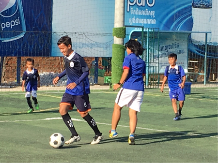 カンボジア「くっくま孤児院」の子ども達とサッカー交流1