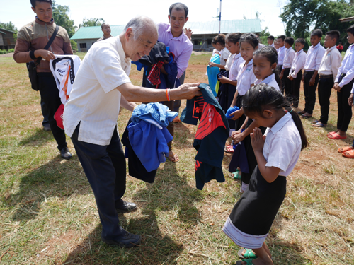 【Laos】Donation of Sports Equipment1