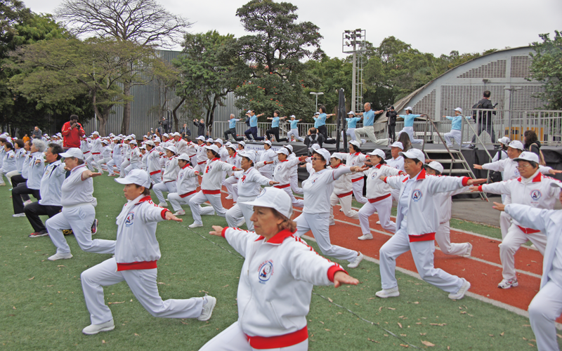 移民１１０周年・ブラジルラジオ体操連盟創立４０周年記念１万人大会でのラジオ体操指導1