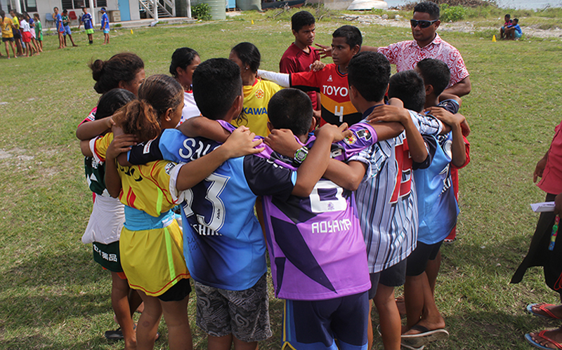 【Tuvalu】Supporters Donatng Uniform for Smile Project1
