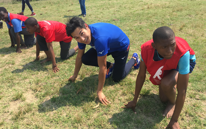 【Eswatini】Instructing Children in Eswatini on Running and Baton Passing Techniques2